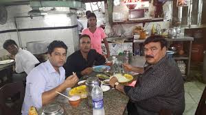 pakistani politicians sheikh rasheed eating food